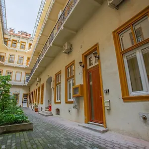 Cute Gallery Flat In Dob Str, Mars , Budapest Ungheria